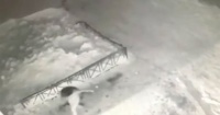 طفلة روسية تنجو بأعجوبة بعد سقوطها من شرفة المنزل على كومة ثلج فيديو وصور