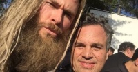 hulk يحتفل بعيد ميلاد thor الـ 37 بصورة من كواليس تصوير الـ avengers