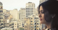 شاهد سلمى حايك من الشعر الأبيض والحزن على انفجار بيروت إلى الاسترخاء بالمايو