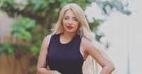 مى حلمى تظهر بفستان أسود وبدون خاتم زواج بعد إعلان انفصالها عن محمد رشاد