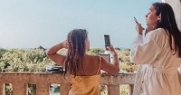 هكذا تستمتع هاربر ابنة فيكتوريا بيكهام برحلتها فى اليونان صور