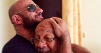 أحمد مكى يسترجع ذكرياته مع والده بعد عام على رحيله بصورته بين أحضانه دايم ا بدعيلك