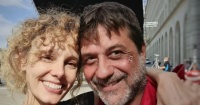 نجوم مسلسل la casa de papel يرفعون شعار أعداء في الحبكة وأصدقاء في الواقع