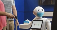 فيديو pepper روبوت يشجع المواطنين على ارتداء الكمامات ويذكرهم بأهميتها