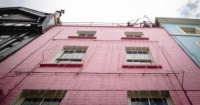 افتتاح مبنى سحرى مستوحى من سلسلة هارى بوتر بلندن لكل زائر عصاة سحرية
