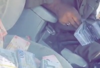 شرطة تبوك القبض على وافد ظهر في مقطع فيديو بحوزته مبالغ نقدية كبيرة
