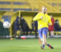 خارج ملعبه الأصفر يغرق في بحر الأزرق