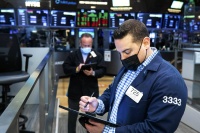 انخفاض مؤشرات الأسهم الأمريكية الأنظار صوب موسم الأرباح وبيانات التضخم