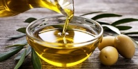 الغذاء والدواء استخدام زيت الزيتون لترطيب البشرة يسبب الحساسية وحب الشباب
