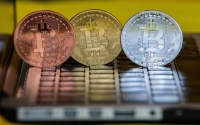 البيتكوين تقفز أعلى 10 آلاف دولار لأول مرة في شهرين