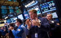 محدث ستاندرد آند بورز يرتفع بالختام قرب مستوى قياسي