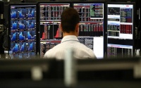 الأسهم الأوروبية تهبط عند الإغلاق لكنها تحقق مكاسب أسبوعية