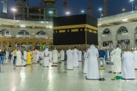 شاهد حجاج بيت الله الحرام يؤدون صلاة العشاء بعد إتمام مناسكهم